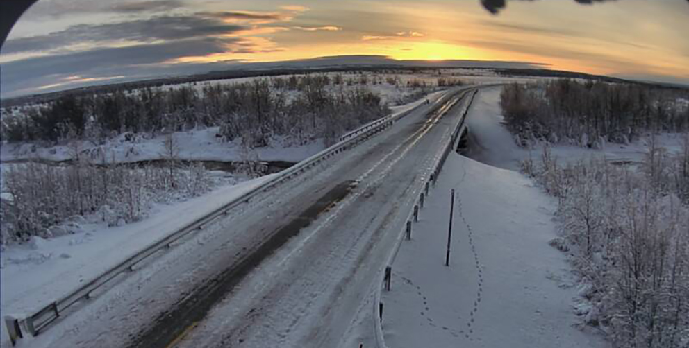 Sol over Aidejavri. (Foto: Statens Vegvesen, weblamera)