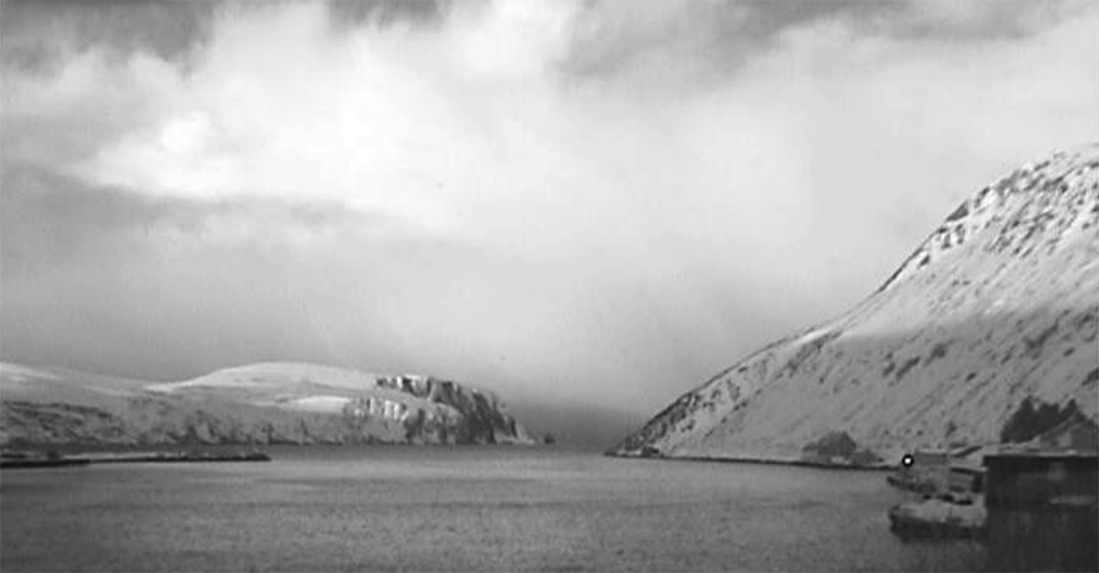 (11. februar 2022): Vinterskyer i Kjøllefjord mandag formiddag. Minus tre grader. Kuling langs kysten og på havet. Kraftig snøfokk i vente, melder yr.no. (Foto: Hotelnordkyn.no, webkamera)