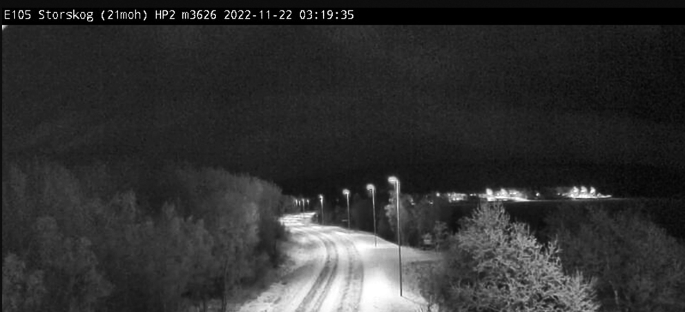 Mørketid på Storskog i Sør-Varanger. Svak vind fra sør. Minus åtte grader natt til tirsdag 22. november 2022.  (Foto: Statens vegvesen, webkamera) 
