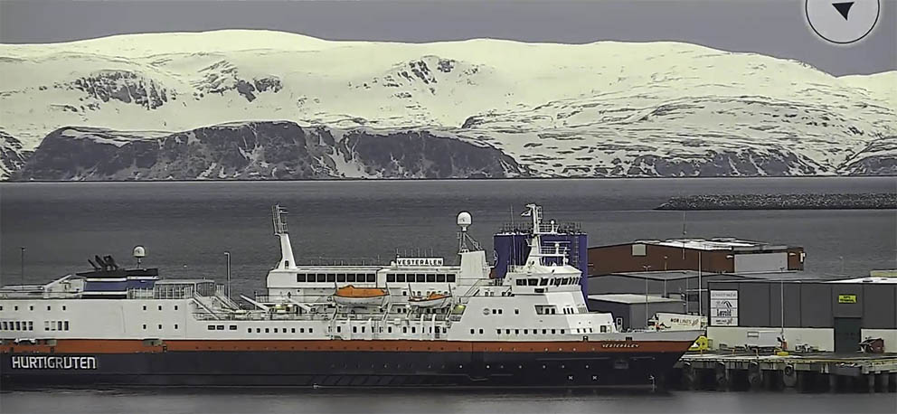 (06.05.2024): Hurtigruten Vesterålen legger til kai i Hammerfest i femtiden mandag morgen. Lett bris fra nord. Overskyet, melder yr.no. (Skjermklipp fra Bjost)