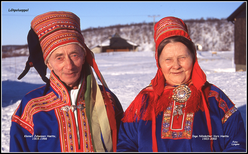 (FOTO-MINNER): Finnmarkshilsen bringer i dag noen av Olav Berg Lyngmos bilder fra Láhpoluoppal. Bildene er tatt i forbindelse med kirkegang og 25-årsjubileum for kirken i 1992. På bildet er Klemet Johansen Hætta (1915-1998) og Inga Nilasdatter Vars Hætta (1923-2002) i Láhpoluoppal (Foto: Olav Berg Lyngmo)