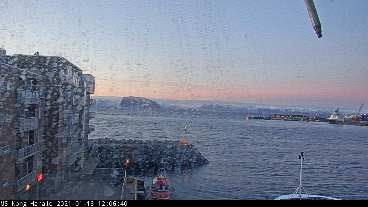 (13.01.2021): Det skjømmes i Hammerfest onsdag ettermiddag. Minus sju grader. Den 20. januar syes sola i Hammerfest.  (Foto: Hurtigruten MS Kong Harald)