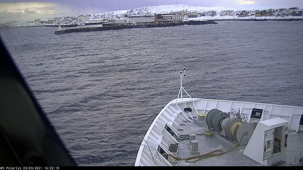 (03.03.2021): Hurtigruten går til kai i Vardø onsdag ettermiddag. (Foto: MS Polarlys)