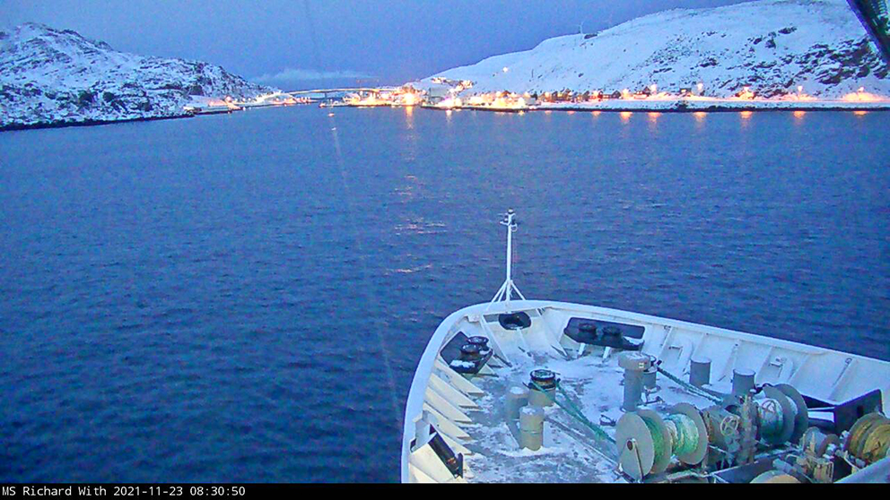 Lysan fra husan møter hurtigruta som seiler inn til Havøysund i halv nitiden tirsdag morgen den 23. november. Minus fem til fire grader. Frisk bris sørøst. Skiftende vindretninger fra sørøst til til nordøst. (Foto: Hurtigruten MS Richard With)