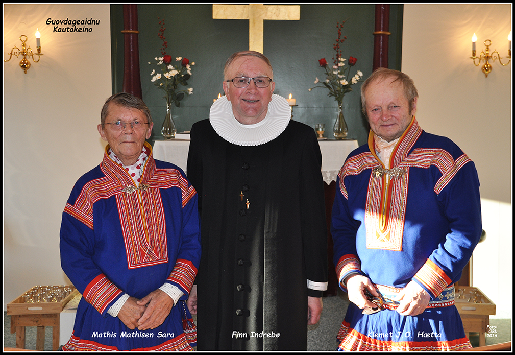 Dette bilde fra 2016 viser kapellan Finn Indrebø i Kvitkirka i Kautokeino sammen med Mathis Mathisen Sara og Klemmet J.O. Hætta. (Foto: Olav Berg Lyngmo)
