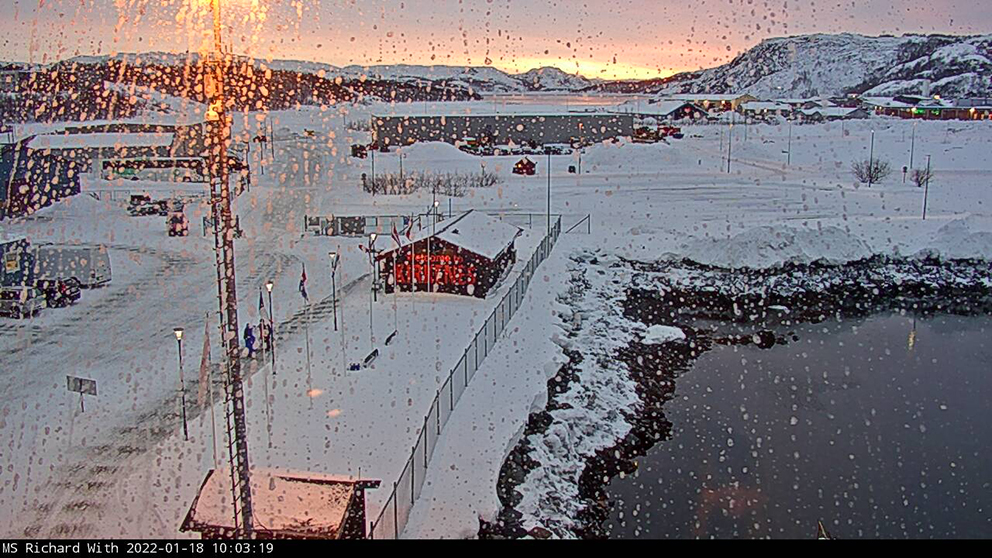 Solrønne ved ti-tiden i Kirkenes tirsdag den 18. januar 2022. (Foto: Hurtigruten MS Richard With)
