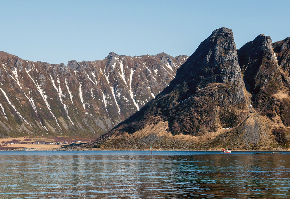 Utsikt fra Gimsøy til Brenna i Lofoten den 19. april 2022. (Foto: Mette Wright Larsen)