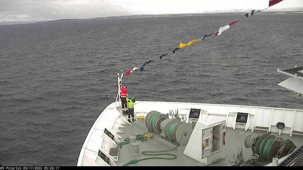 Hurtigruten heiser flaggene på vei inn til Vadsø i Varangerfjorden tirsdag morgen den 17. mai 2022. I Vardø var temperaturen to grader, nordvest laber bris. I Finnmark kan det snø på steder på over 200 meters høyde, mest nedbør i Vest-Finnmark, ifølge Meterologisk institutt. Klikk på bildet og se flere.