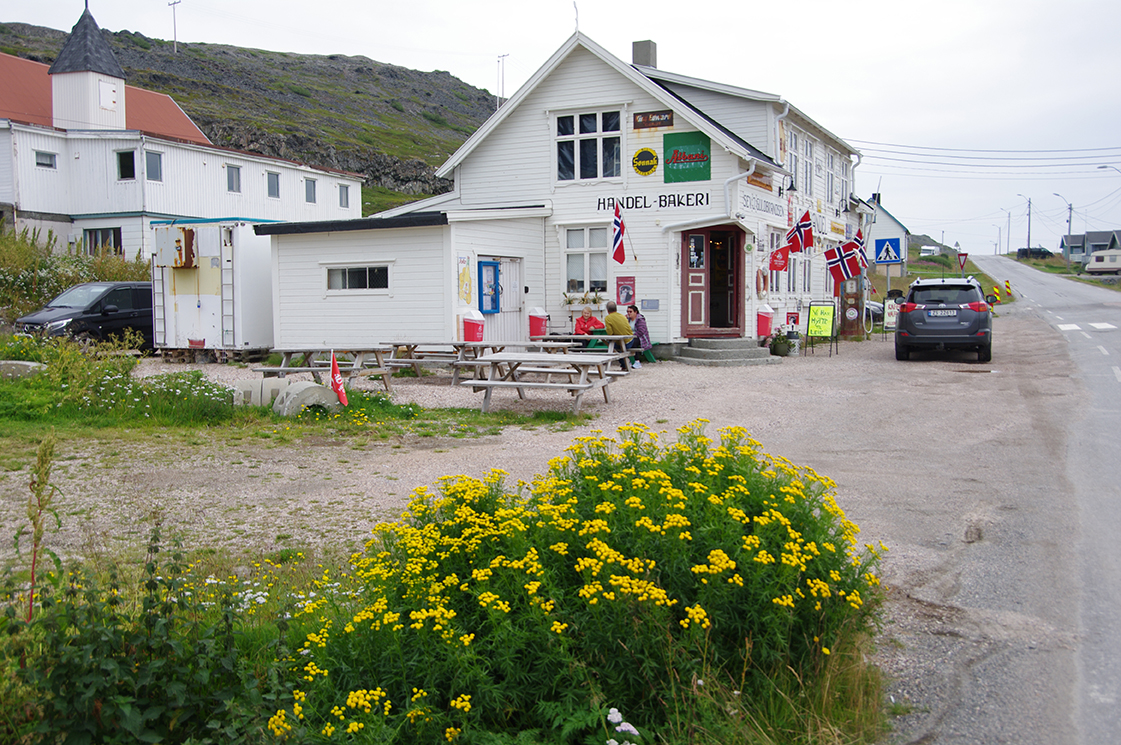 Kongsfjord landhandel. Øverst til venstre ser man også Fiskerhjemmet som en gang ble drevet av Indremisjonsselskapet i Finnmark. (Arkivoto: Jostein Sandsmark)
