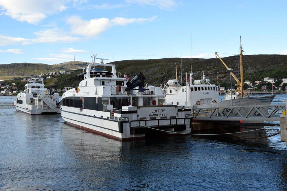 Nye og gamle rutebåter ved kai i Hammerfest. (Foto: Willy Gryting)
