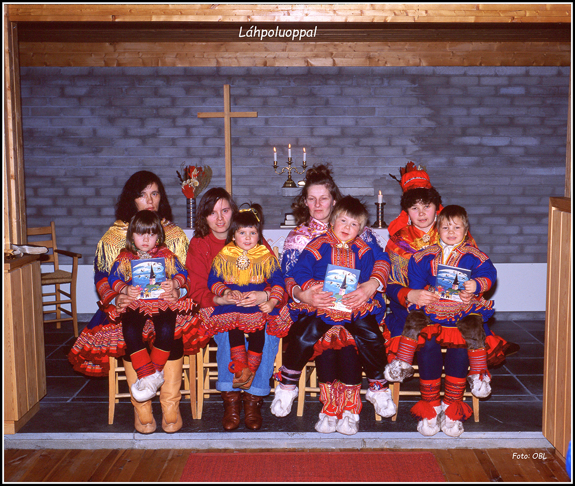 Utdeling av Min kirkebok i Láhpoluoppal i 1990-årene. (Foto: Olav Berg Lyngmo)