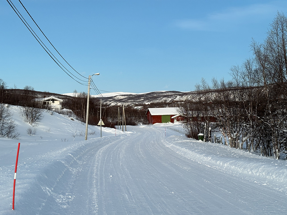 De tre fjelltoppene nord for Máze heter Latnatoaivit. (Foto: Are Turi)