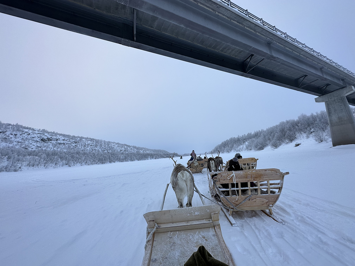 En gammel og en ny tid møtes når Johan Persen Eira tar turister med på reinraid langs elva i Maze.