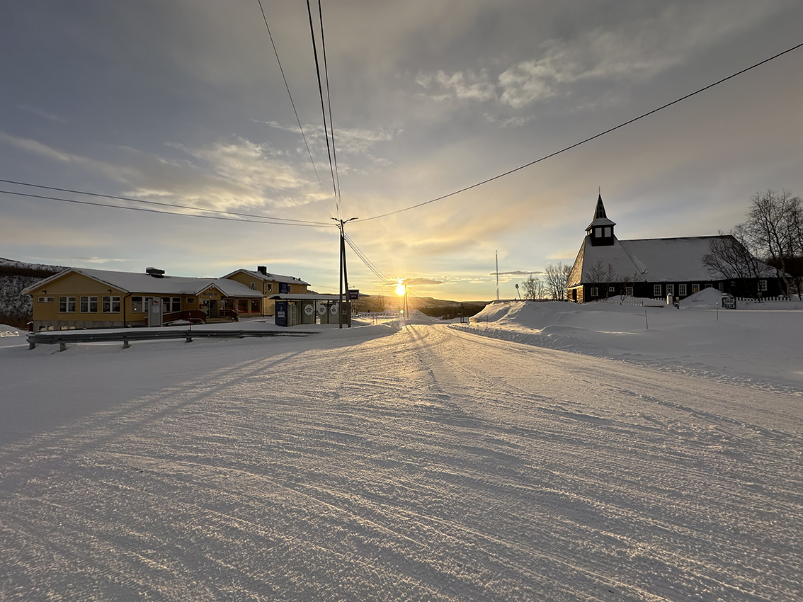 Januasrsola skinner på Oves Varesenter og kirka i Máze sentrum på Finnmarksvidda. (Foto: Are Turi)