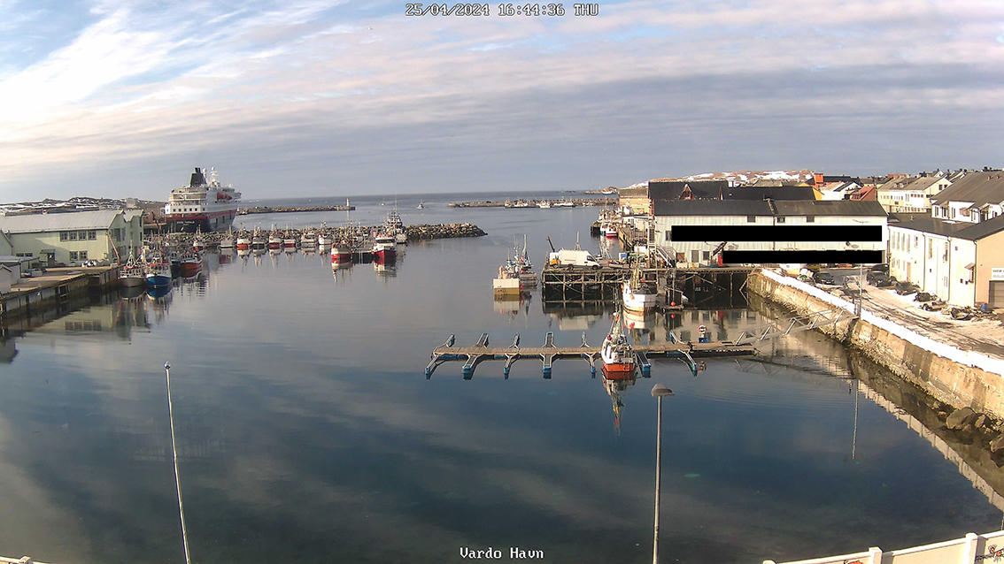 Hurtigruten ved kai i Vardø torsdag ettermiddag den 25.04.2024. Solskinn og tre varmegrader. Svak vind fra sørøst, ifølge yr.no. (Foto: Vardø kommune, webkamera)