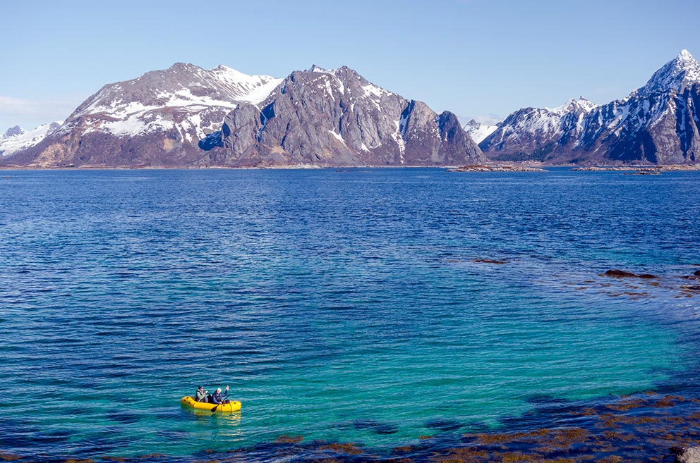 I gummibåt på sjøen utenfor Malnes. (Foto: Mette Wright Larsen)