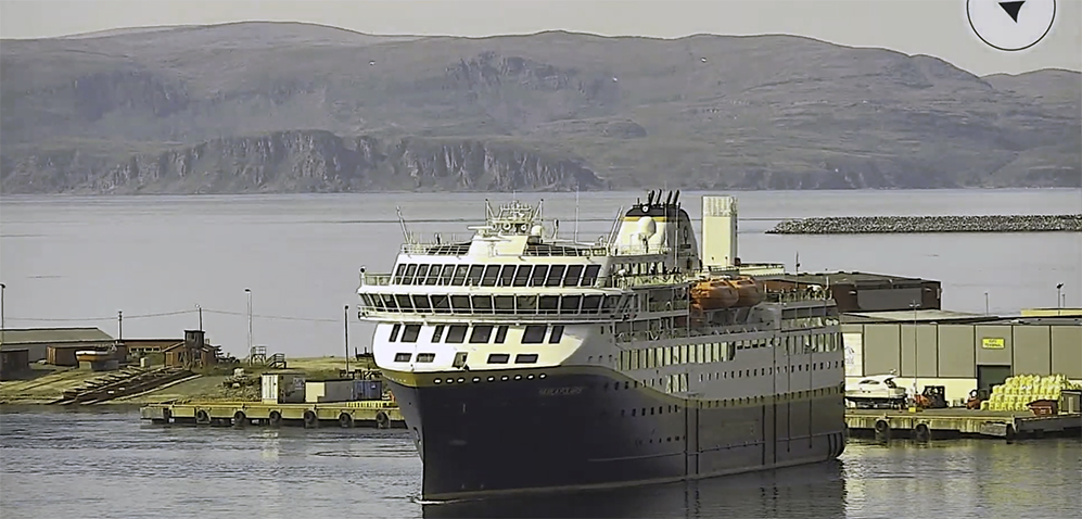  Sørgående kystrute Havila Polaris legger fra kai i Hammerfest fredag ettermiddag 19. juli 2024. Yr.no meleder om svak vind fra vest. 24 varmegrader. (Skjermklipp fra Bjost)