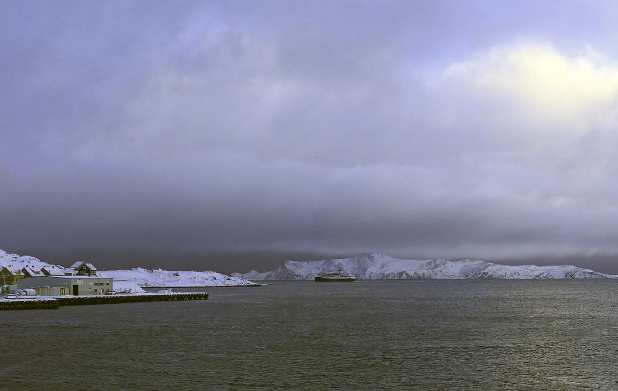 Hurtigruten går fra Havøysund onsdag morgen den 19. februar 2025) Minus én til pluss én grad i løpet av dagen. (Skjermklipp kystnor)